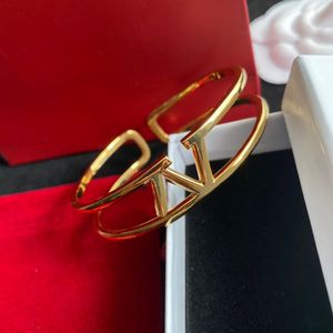 20 Style Kobieta otwierająca Brzeczenie Let V Gold Metal Bransoletka Projektant Luksusowy Vlogo Biżuteria Kobiety Charm Bracelets 9034