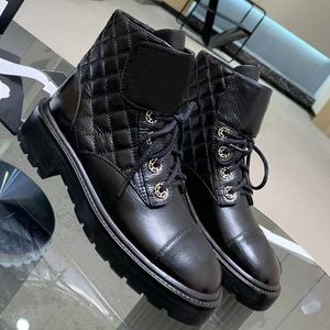 Inludande svart fotled Biker Chunky Platform Flats Combat Boots Low Heel Lace-Up Booties Läderkedjor Spänne Kvinnors Designers Skor Shine Size 35-42 med låda