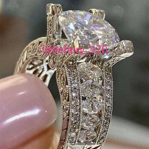 Anelli a fascia Gioielli riempiti in argento sterling 925 Anello in stile Moissanite Cuscino Anelli in zirconi Regolazione della tensione Anello con pietre preziose quadrate Fornitore