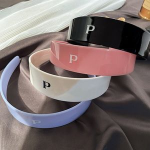 Farbenfroher und charmanter Schmuck für weibliche Designer. Niedliche Stirnbänder für Frauen gepaart mit Modeaccessoires mit P-Buchstaben. Schmuckstirnbänder sind rutschfest