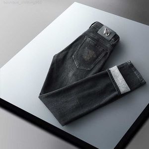 Projektant letnich dżinsów dla mężczyzn Trendy Męskie Nowe dżinsy męskie szczupły fit Elastic Medusa Haftowane dżinsowe spodnie