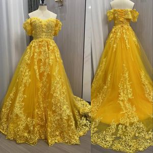 2023 Luxus-Gelb-Ballkleid-Quinceanera-Kleider, bauschig, schulterfrei, mit Spitzenapplikationen, Kristallperlen, Sweet 16, bauschige Tüllblumen, Übergröße, Abschlussball-Abendkleider