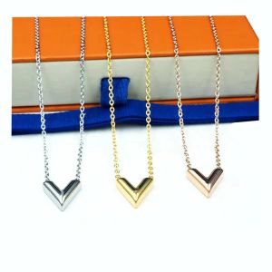 Love Heart Desinger Womens Chain rostfritt stål Guld Sier Halsband Pendant Classic Style Halsband Kvinnor Engagemang smycken grossist