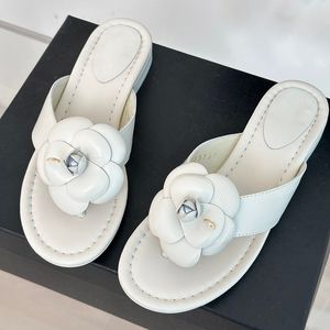 Womens Thong tofflor Classic Flip-Flop Calfskin Sandal Wedge Low Chunky Heels 7cm med Camellia Flower Pearls Retro Slides Designer utomhus Leisure Beach Shoe
