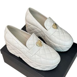 23SS 여성 샌들 웨지 플랫폼 힐 7.5cm 드레스 신발 디자이너 미끄러짐 로퍼 하트 모양의 버클 퀼트 질감 금색 금속 레저 신발 고무 단독