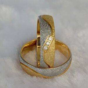 Pierścienie zespołowe Najwyższej jakości ręcznie robiono ślub Unikalny zachodni projektant Frosted Emery 18K Gold Staled Jewelry Pary Pierścień 230427