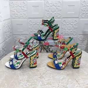 Yeni Ayna Deri ve Kristal Yuvarlak Kafa Taş Sandalet 10.5 cm Kadın Lüks Tasarımcıları Sokak Tarzı Ayakkabı Fabrikası Ayakkabı Boyutu 35-43 Kutu ile Topquality