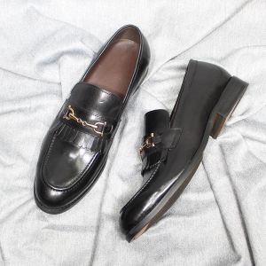 Mocassins masculinos com borla de couro genuíno, confortáveis, sem cadarço, para casamento, escritório, sapatos masculinos, botões de metal, sapatos casuais ao ar livre