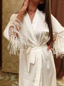 女性用スリープウェアホワイトボドアローブロングシルクドレッシングガウン花嫁の結婚式の日のために羽毛の袖