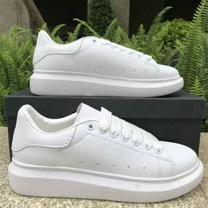 2023 Designer Sneakers Platform Casual Shoes White Black Velvet Suede Sneaker Jogging Walking Trainers Män Kvinnor Läder Lace Up Shoe With Box