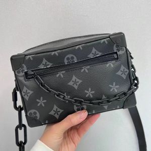 Mode M44735 Mini Soft Trunk Box Travel Påsar Koppling äkta läderdesigners Black Flower Bag Womens Mens Shoulder Handbags Luxurys Totes Cross Body Cosmetic Bag