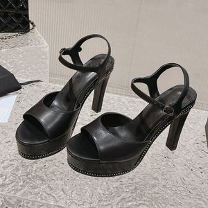 Neueste Sandalen berühmte Designerin Womens Outdoor Sommer Heiße Schuhe Knöchelschnallen Schnalle Kleid Schuhqualität Satin oder Cowhide Plattform Strsestone High Heel Sanda 55