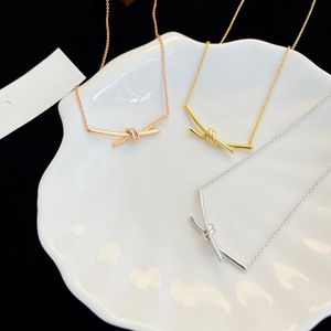 Mode hänge halsband designer 18k guld pläterad kedja brev hänge kvinnors gåva smycken tillbehör