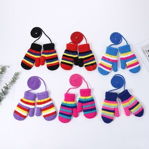 Guanti per bambini a righe arcobaleno Guanti invernali addensati caldi per ragazza ragazzo Guanti lavorati a maglia per bambini collo colorato appeso guanto a dito pieno