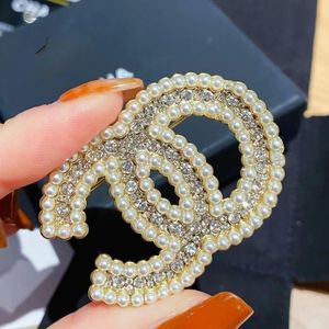 20 estilo de luxo designer marca carta broche 18k banhado a ouro cristal rhineau jóias broche charme pérola pino casamento festa de natal presente acessório