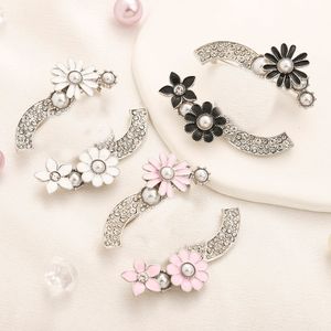 Berömd design C Märke Luxurys Desinger Brosch Women Rhinestone Pearl Flower Letter Brosches Suit Pin Fashion Jewelry Clothing Decoration Högkvalitativ tillbehör