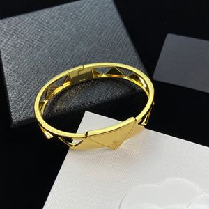 Designer Bracelet Luxurys Bracelets Luxury Women Letter stainless steels Bracelet Classic Brand Jewelry Couple Bangle Gift Box Fashion Family Accessories good