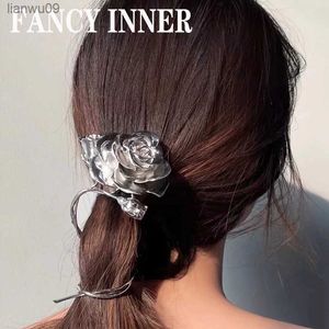 2022 NOWOŚĆ AKCESORIA FIRY GŁÓWNE Kwiat Rose Srebrny Kolor Metal INS Iron Emerwear For Women Girls Jewelry L230704