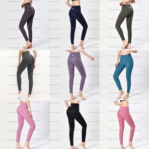 منافذ LU Leggings للسيدات اليوغا قمصان ذات طول قصير في الركبة.