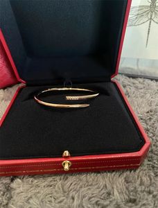 Armband Fashion Bangle Unisex Designer Cartiier Armband 316L Rostfritt stål Pläterad guldsmycken Valentinsdag gåva