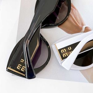 Luxury Designer Fashion Sun Glasses Occhiali Sole Uomo Wholesale Womens Mens Solglasögon Klassisk glasögon överdimensionerad plank Full Frame Oval Lens Antireflection