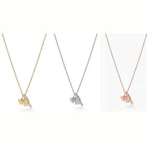 Designer AY: s nya 925 Silver Heart-Shaped Arrow Character Pendant med Rose Gold Necklace Temperament och Popular Ay CollarBone Chain