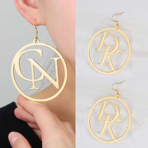 Brincos de argola personalizados para mulheres Nome personalizado Iniciais de letras Brincos de ouro pendentes Brincos de crochê Jóias de aço inoxidável J230717