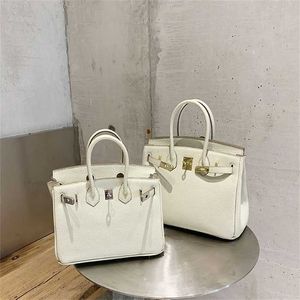 Luxurys Top Handbag Bag Platinum Women's 2024 Spring/Summer Network人気同じ大型ミルクシェイクホワイトハンドヘルド片方の肩のトレンド本革