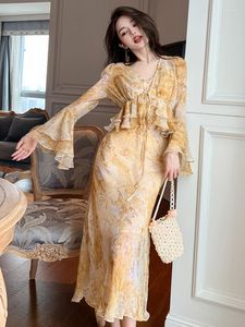 Abiti da lavoro 2023 Summer Sweet 2 Peice Dress Set Donna Yellow Chiffon Ruffles Bandage Jacket Slip Maxi Robe Femme Holiday Beach Abiti Boho