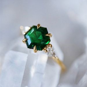 Huitan Unique Design 6-sided Green CZ Women Rings 2023 New Luxury Gold Color Wedding Party Ring Temperamento Elegant Lady Jewelry