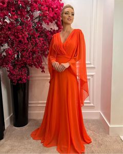 古典的な長袖のプリーツイブニングドレスa-lineオレンジ色のシフォン床の長さベスティドスデ・ノーシュvネックの母親の女性のためのドレス