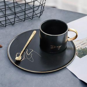 Tazze Piattini Nordic INS Tazza da caffè nera dorata Piatto in ceramica creativa Vassoio da ufficio in tre pezzi