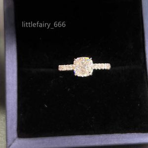 18K White Real Gold med D Color VVS1 Moissanite Diamond 1,5ct Stone Band med Melee Moissanite Ice Cut Cushion Moissanite Ring