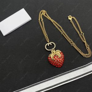 Lyxdesigner Fashion Full Diamond Strawberry Pendant Halsband Mäns och kvinnors hjärta älskar tröja kedja halsband för festgåva smycken