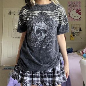 女性用Tシャツの頭蓋骨翼グラフィックプリントトップ夏半袖ハラジュクティー2000年代レトロダークアカデミアTシャツY2K Eガールモールゴス服230717