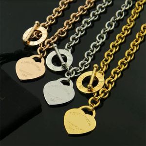 Collana con pendente a T di moda di lusso Collana classica con cuore a forma di coppia Collana di design in acciaio al titanio 316L di alta qualità di moda Gioielli Hrand