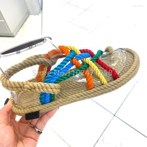 Hollow Out Sandals Rope Weaving Women Beach Fashion ملونة مفتوحة إصبع القدم فليبلوبس على شقق الصيف أحذية غير رسمية