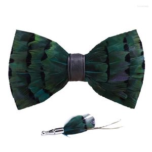 Gravatas borboletas Feather Broche Gravata Para Homens Mulheres Oficiais Casamento Terno Acessórios Camisa Colar Flor Borboleta Laço Pino Presente