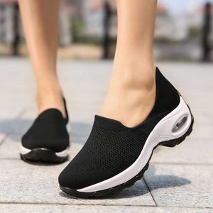 Klänningskor 2023 Kvinnor Sneakers Slip-On Spring Cyning Shoes For Female Casual Bekväma Walking Shoes Women's Loafers Ladies Shoes L230717