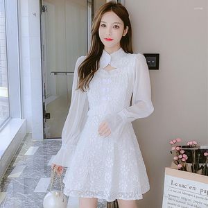 Vestidos Casuais Curto Slim Cheongsam Gola Oca Sexy Chique Renda Bordado Retro Adorável Qipao Trompete Manga Costura Vestido Branco