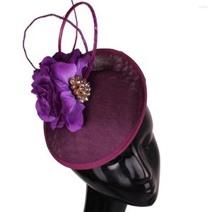 Boinas Mulheres Elegante Flor Mesh Fascinators Chapéu Nupcial Pena Roxa Acessórios de Cabelo Com Clipes Fascinante Casamento Headwear