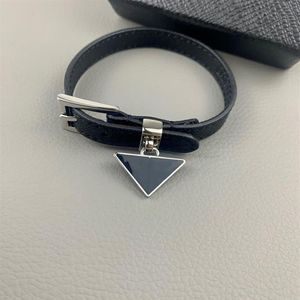 Braccialetti con ciondoli in pelle a triangolo di arrivo Ladies Cow Genuine Leathers Belt Triangoli Design Bracciale Punk Gioielli Hip Hop accessori270G