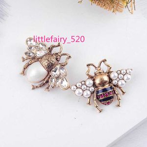 Pins Brooches Retro Gold Color Rhinestone animal Brooch Pin Pearl Flying Insect Brooches for Women and Men Unisex Clothes Broach