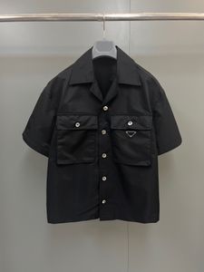 2023 여름 남성 검은화물 셔츠 세련된 포켓 스티칭 유럽 크기의 느슨한 버전의 고급 디자이너 짧은 슬리브 셔츠