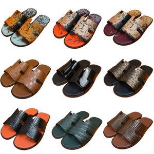 Tofflor lyxiga herres designer skor äkta läder strandskor sommar mode sandaler utomhus bekväma coman coman coman coman shor metall brev pool skor non slip classic