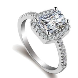 Luksusowe biżuterię Pierścień cyrkonu symulacja Pierścień cyrkonu Księżniczka Symulowana diamentowa pierścionka ślubna Prezent z pudełkiem226s