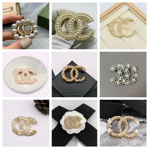 Designer-Frauen-Buchstaben-Broschen, vergoldet, Broche, Strass, Modeschmuck, Brosche, Charme, Perlennadel, Broches, Party-Geschenk, 20 Stile mit Box