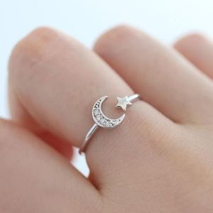 Huitan Fancy Finger-Ring for Women Silver Color Band Star och Moon Design Justerbara öppningsringar Dagliga slitsmycken