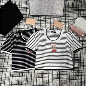 23夏の女性デザイナーティーデザイナートップとチェリークリスタルレター刺繍Tシャツ女の子ミラノ滑走路トップブランドストライプデザイナープルオーバーシャ​​ツアウトウェア