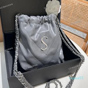 Офол-восковой кожа Женский дизайнерский дизайнерский мини-сумка для покупок V-образные полосы Черные/Серебряные буквы
